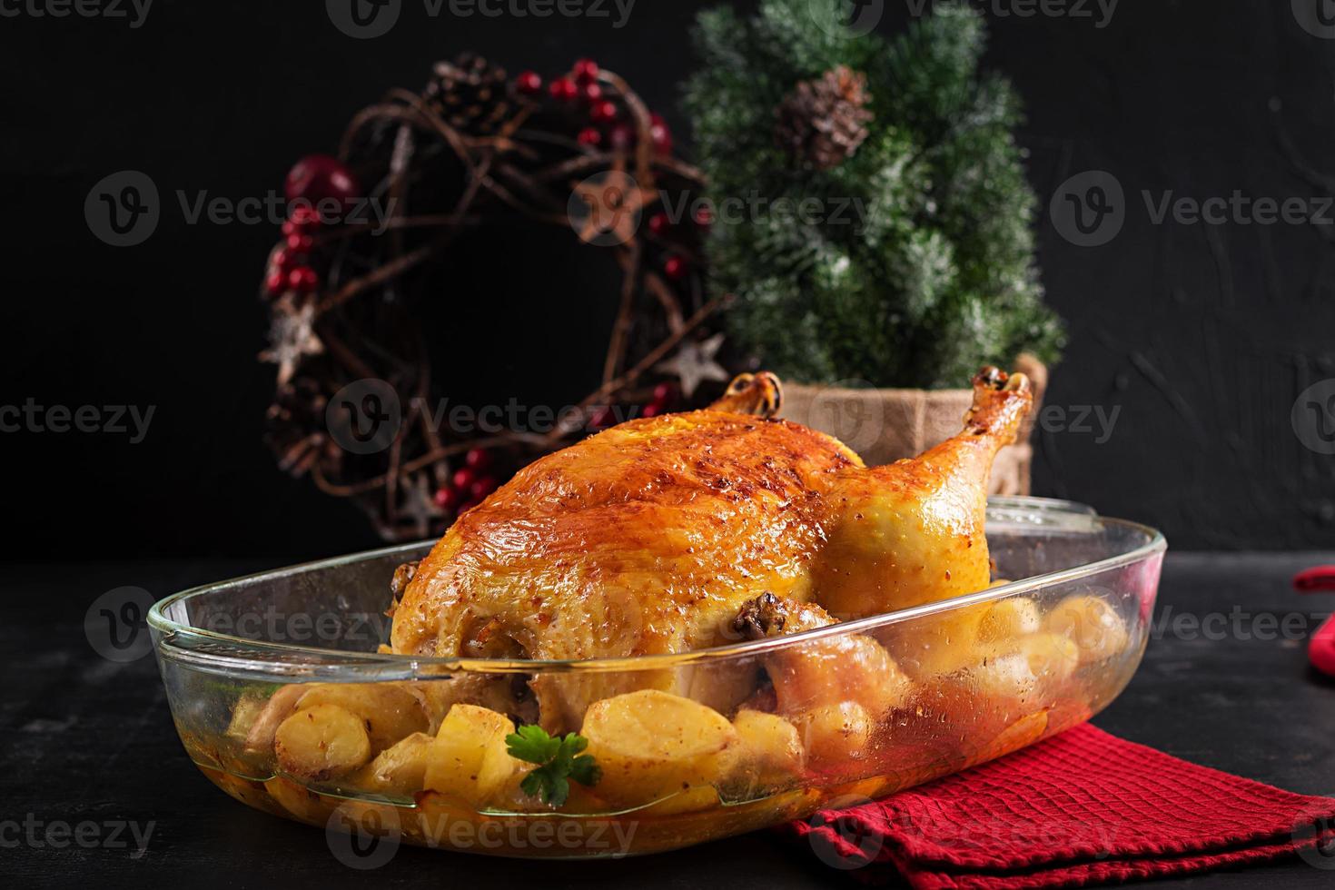 al forno tacchino o pollo. il Natale tavolo è servito con un' tacchino, decorato con luminosa orpelli. fritte pollo, tavolo. Natale cena. foto