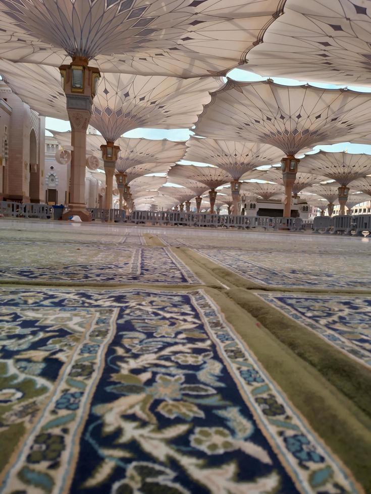 medina, Arabia arabia, 2022 - ombrello costruzione su il piazza di al-masjid an-nabawi o profeta muhammed moschea siamo proteggere persone a partire dal sole a giorno e opera come luci a notte foto