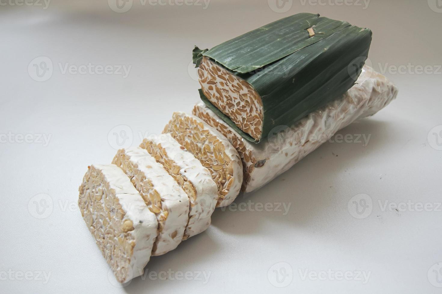 tempeh o tempe è indonesiano tradizionale cibo fatto a partire dal fermentato semi di soia. essi siamo generalmente avvolto nel Banana le foglie foto