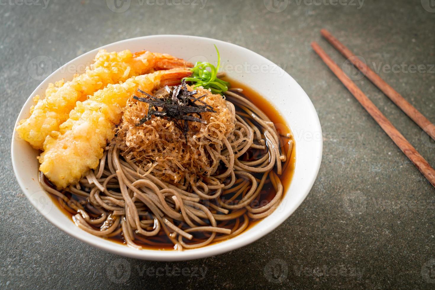 spaghetti ramen giapponesi con tempura di gamberi foto