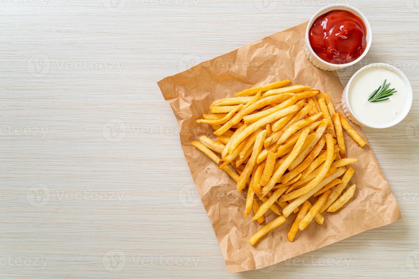 patatine fritte con panna acida e ketchup foto