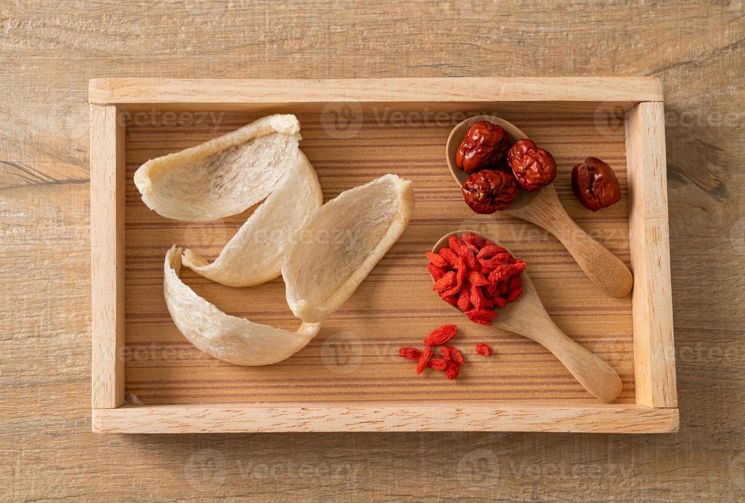 fresco nido d'uccello commestibile o nido di rondine materie prime cucina cibo costoso per una sana foto