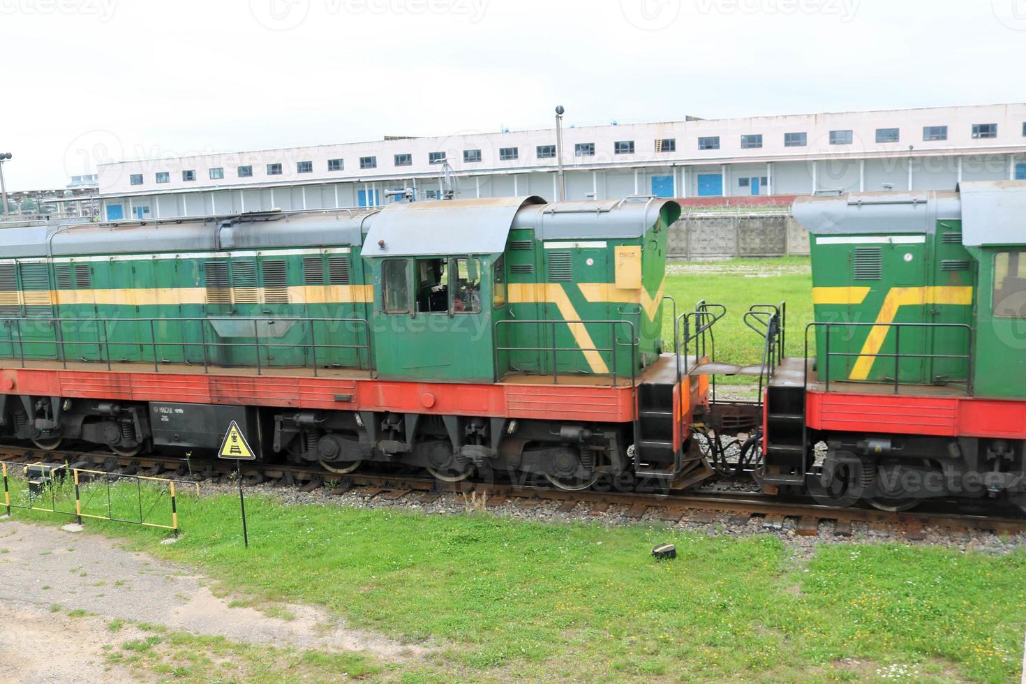 verde metallico ferro su ruote nolo treno, locomotiva per il carrozza di merce su rotaie a il ferrovia stazione foto