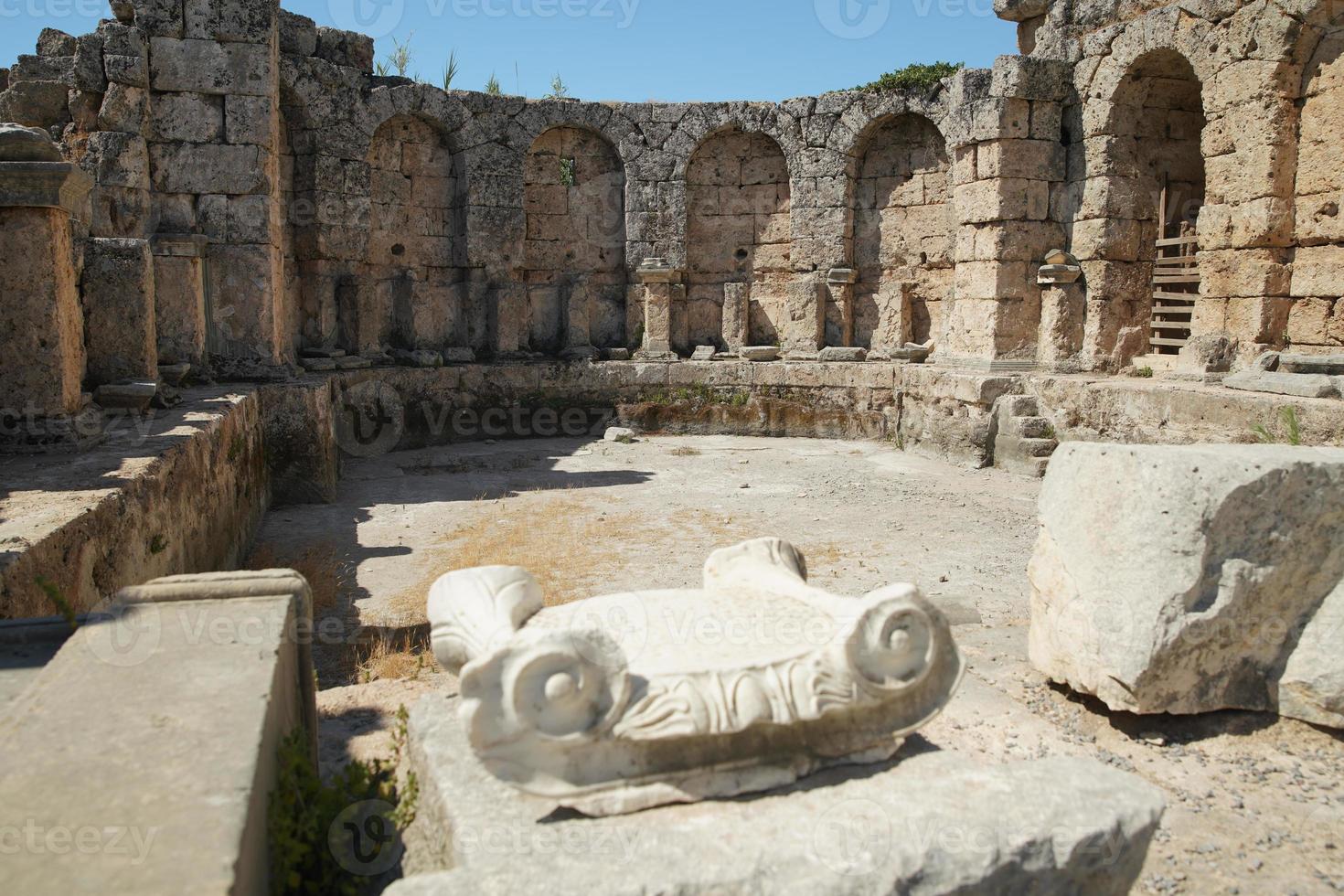 bagno nel perge antico città nel antalya, turkiye foto