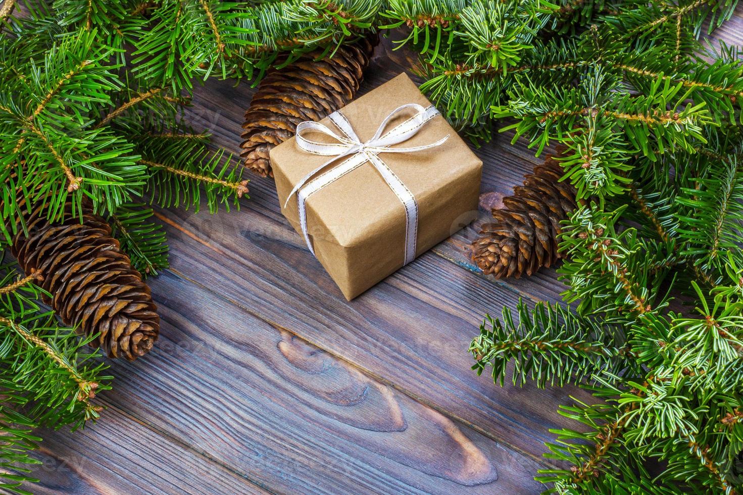 Natale albero con regalo scatola e decorazioni su di legno sfondo spazio per lettering foto