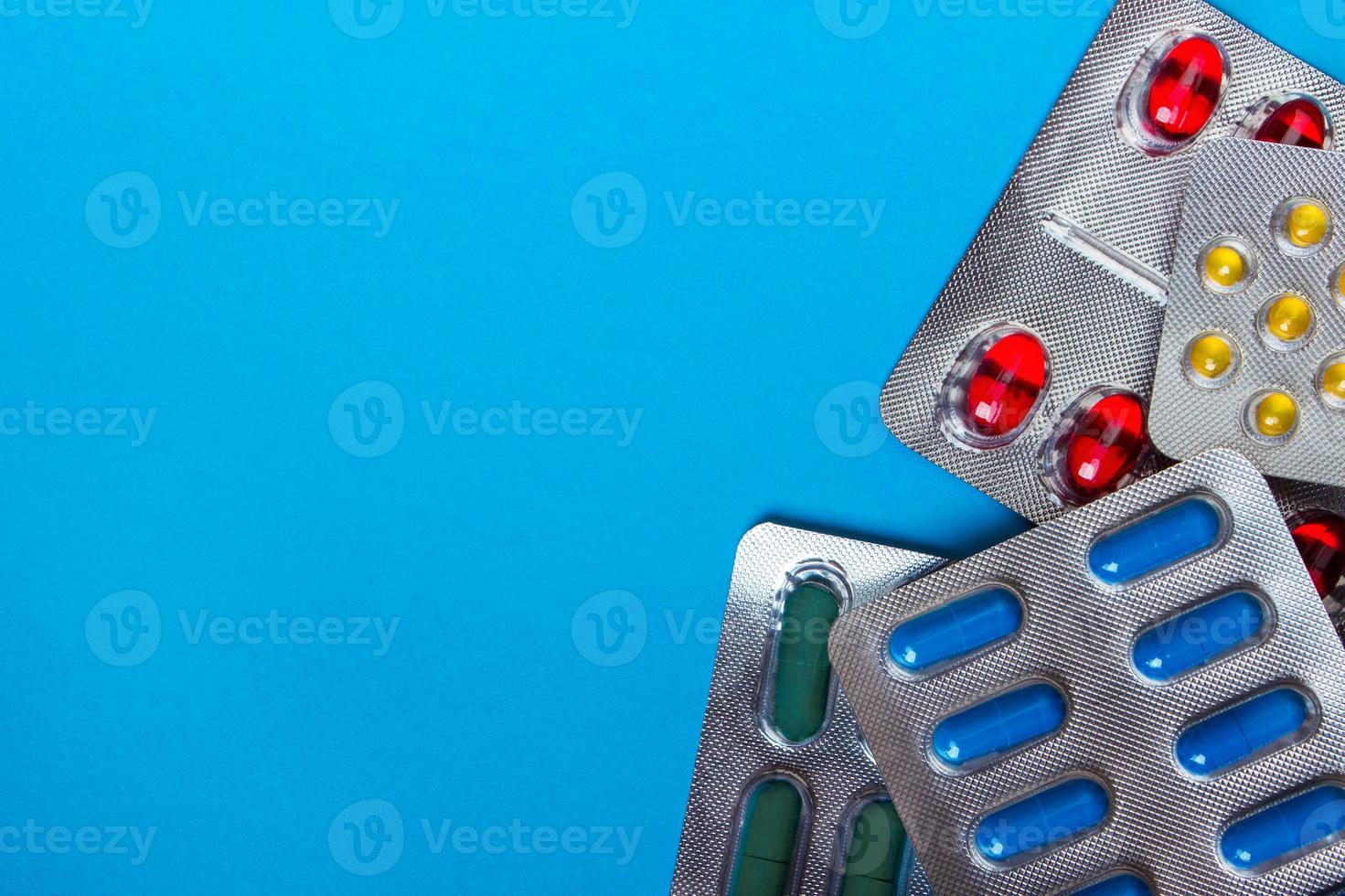 colorato pillole, compresse e capsule su un' blu sfondo. medicina e Salute. foto