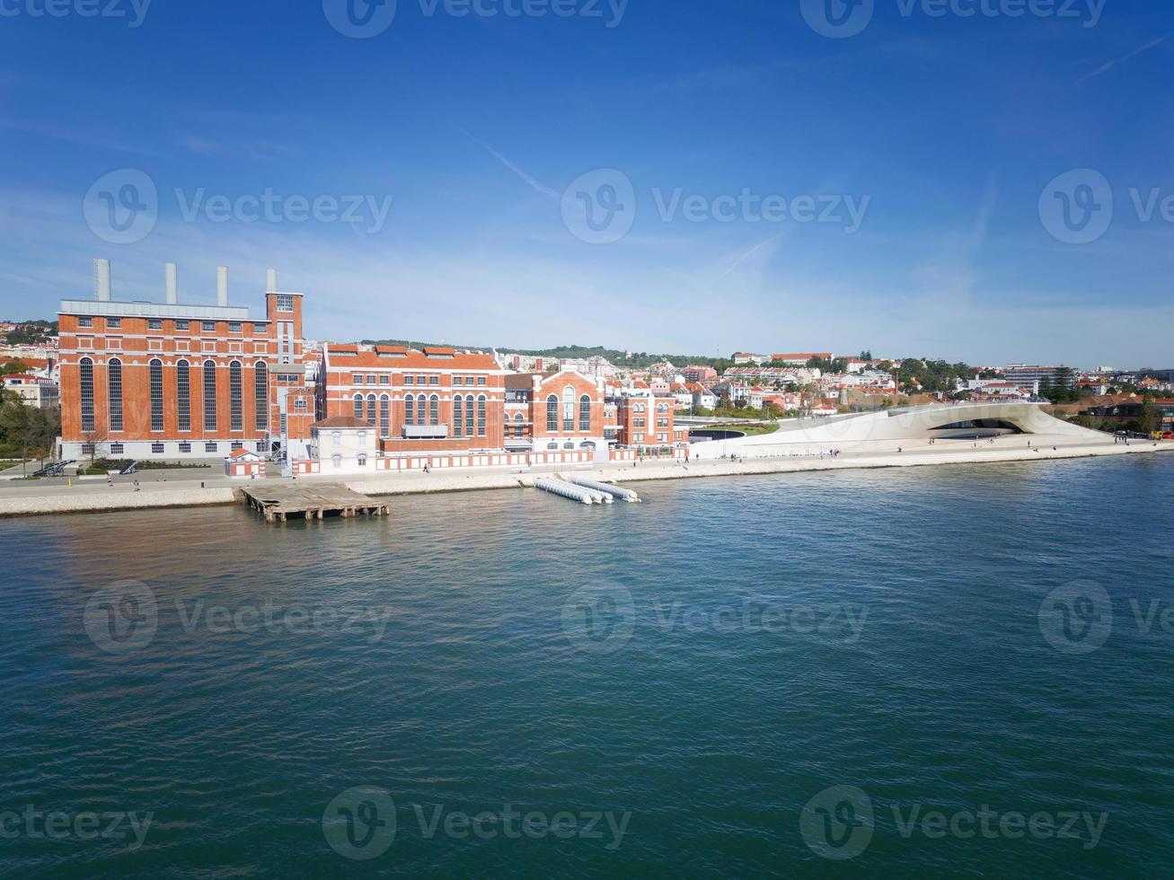 aereo fuco Visualizza di paesaggio urbano di Lisbona, Portogallo. tagus tejo fiume con edp elettricità Museo e maat - Museo di arte, architettura e tecnologia nel il sfondo. digitale nomade mondo. foto