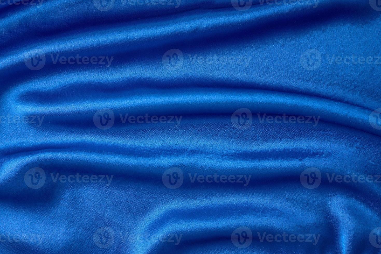 blu seta sfondo con un' pieghe. astratto struttura di increspato raso superficie foto