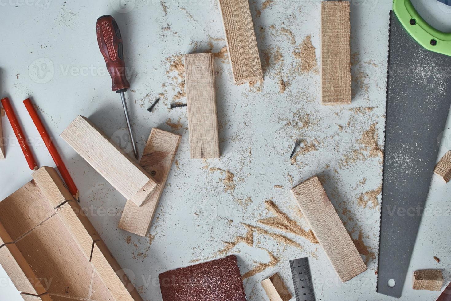 opera tavolo con un' falegname utensili e ritagliata di legno tavole foto