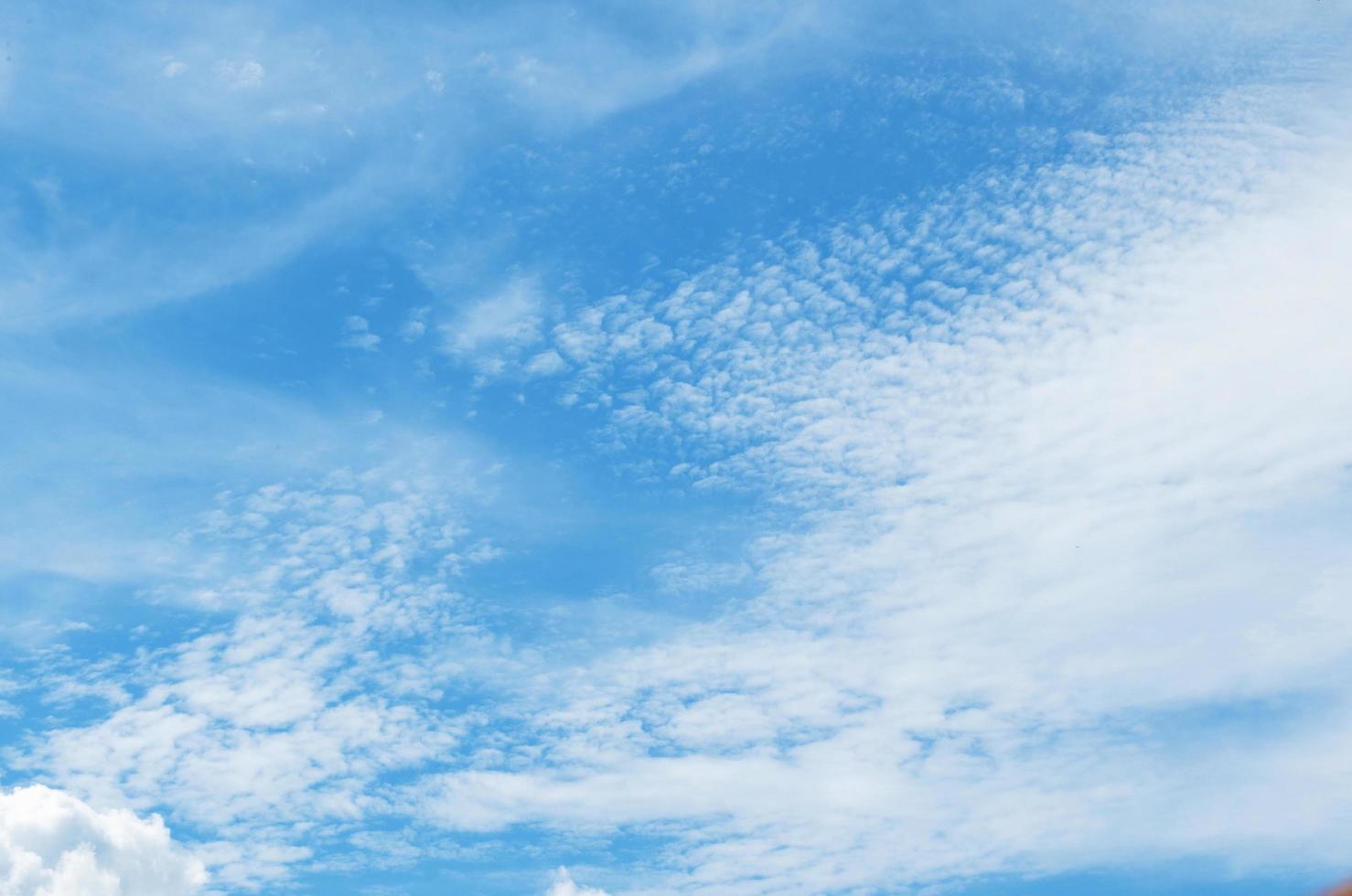 cielo blu pulito e nuvole bianche sullo sfondo del cielo con spazio per la decorazione. e utilizzato per creare carta da parati o portare a lavorare nella progettazione grafica. foto