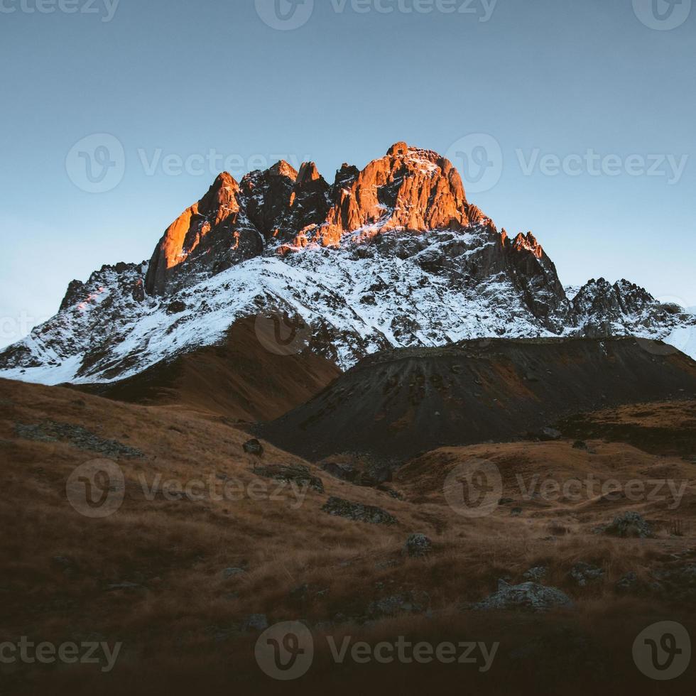 bellissimo juta valle escursioni a piedi itinerario con panoramico montagna nevoso picco sfondo. kazbegi nazionale parco paesaggio foto