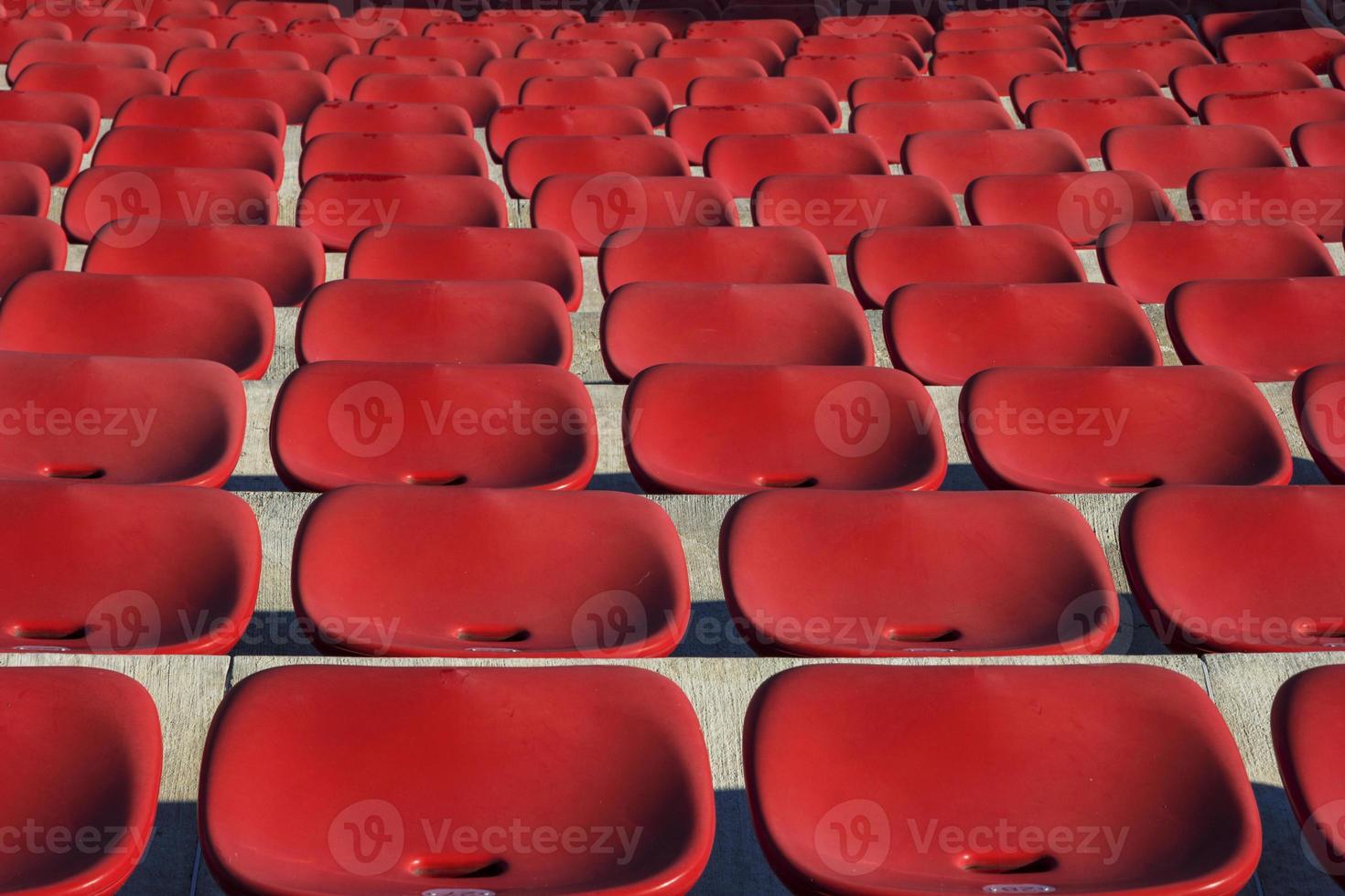 vuoto plastica rosso sedie nel all'aperto Teatro nel soleggiato giorno. vicino su. foto