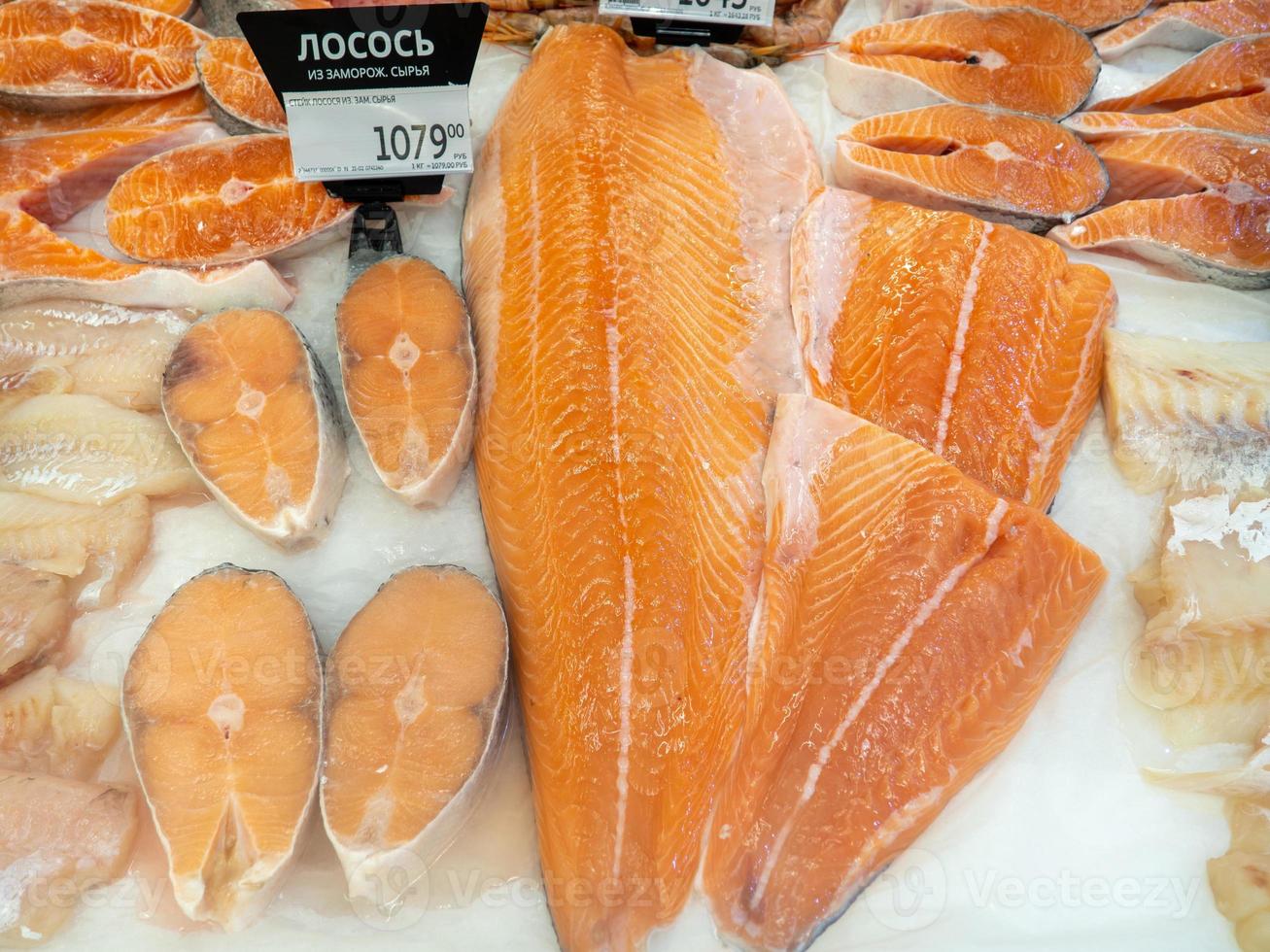 pesce negozio. vendita di salmone. pesce teste. salmone filetto raffreddato su il contatore. pesce nel Ghiaccio. carne prodotti foto
