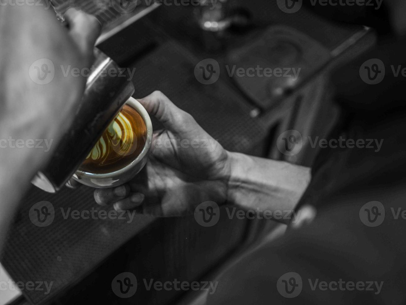 fabbricazione un' bellissimo latte macchiato siamo in un' tazza di caffè con sinistra mano lato di un' nero camicia uomo per pubblicità per bar menù o manifesto vendita. foto