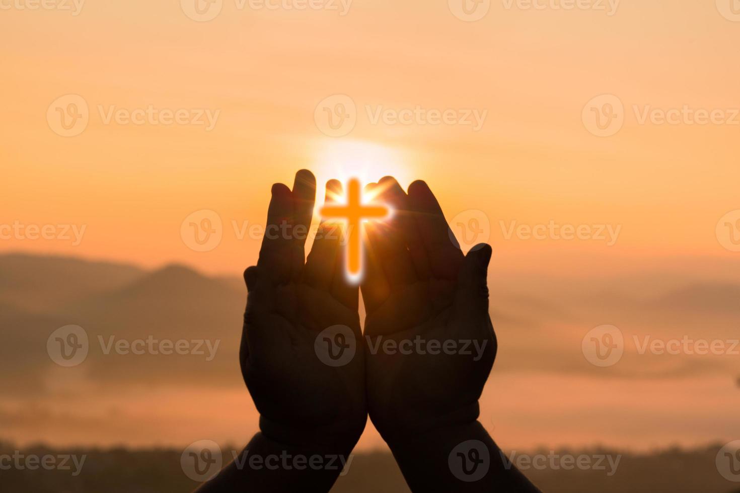 attraversare è un' simbolo di cristianesimo. umano mani Aperto palma su culto. Eucaristia terapia benedire Dio porzione pentirsi cattolico Pasqua prestato mente pregare. cristiano concetto sfondo. foto