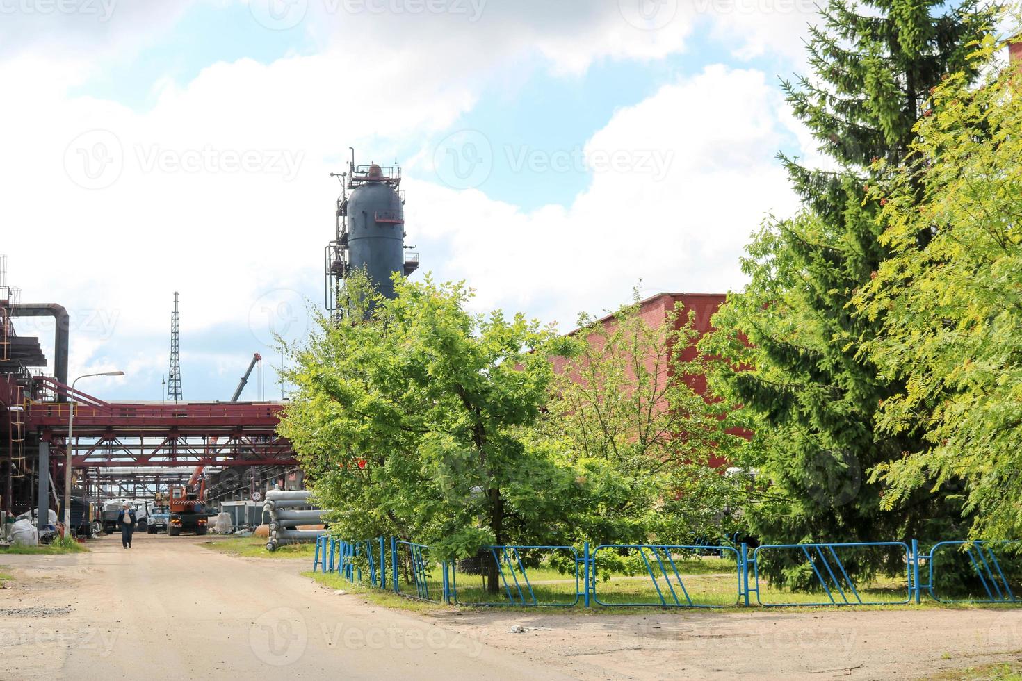 verde impianti e alberi per ecologia e aria purificazione a il chimico prodotto petrochimico raffineria industriale raffineria foto