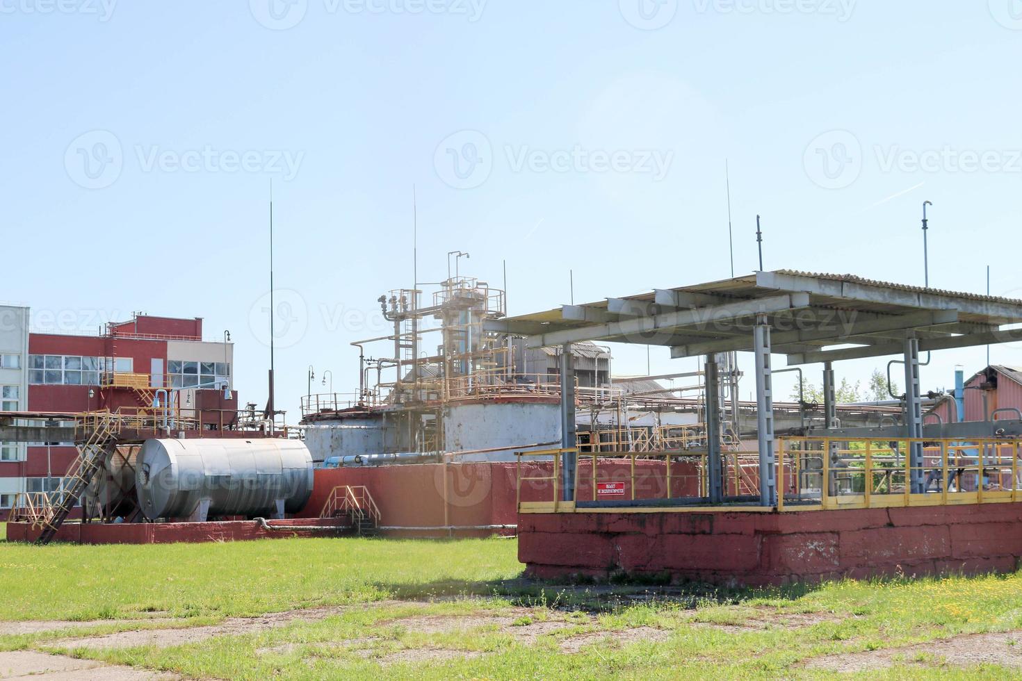 un' grande calcestruzzo tecnologico industriale installazione a un' chimico prodotto petrochimico raffineria con capacitivo tubi di pompe compressori calore scambiatori di condutture e edifici foto