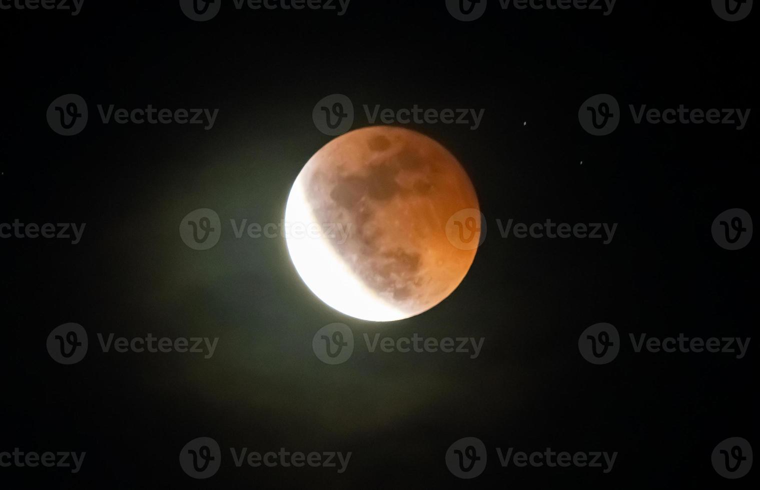 il lunare eclisse. fotografato sangue Luna foto
