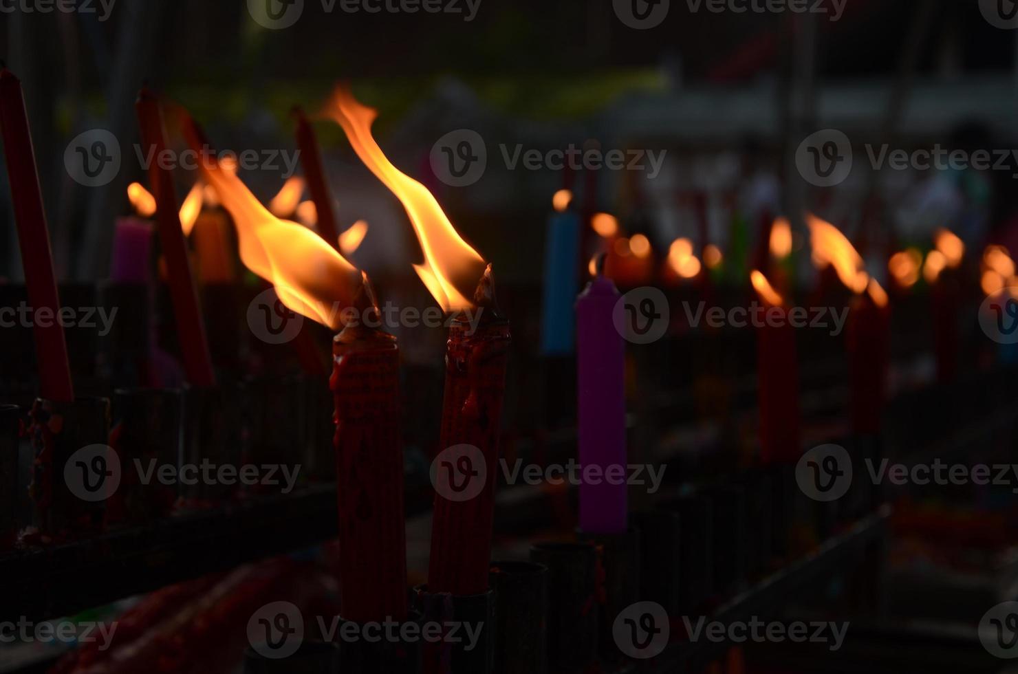 ardente rosso candela bastoni nel candela bruciatore . candela per preghiere Budda o indù di Dio per mostrare culto. foto