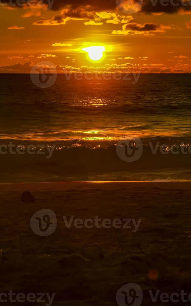 colorato d'oro tramonto grande onda e spiaggia puerto escondido Messico. foto