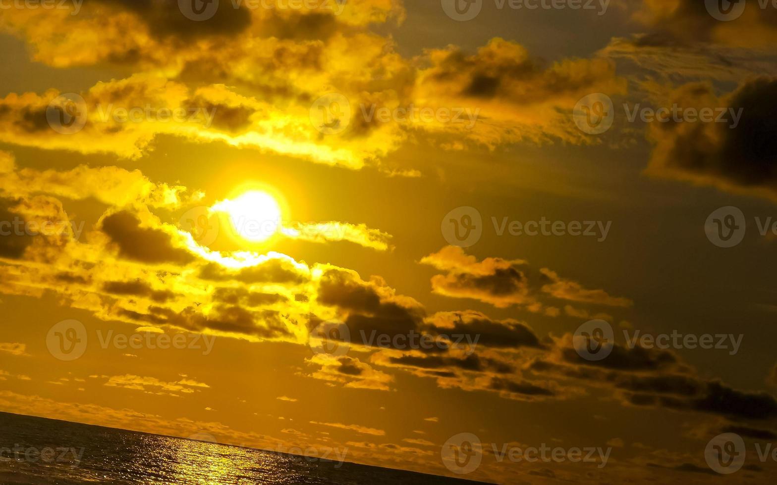 colorato d'oro tramonto grande onda e spiaggia puerto escondido Messico. foto