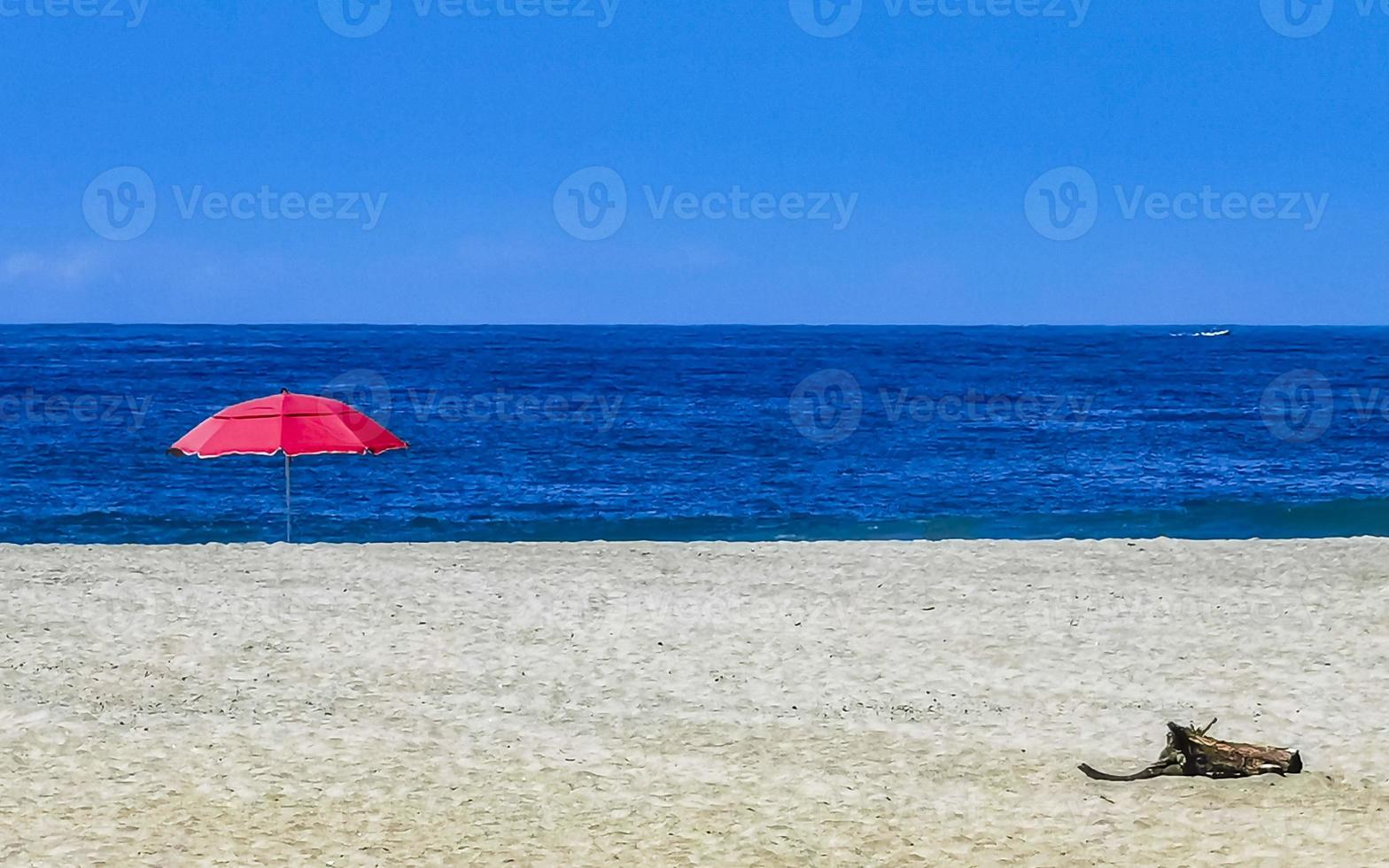 luce del sole parasole onde e spiaggia sabbia puerto escondido Messico. foto