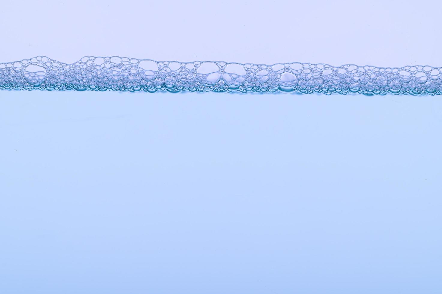 bolle sulla superficie dell'acqua foto