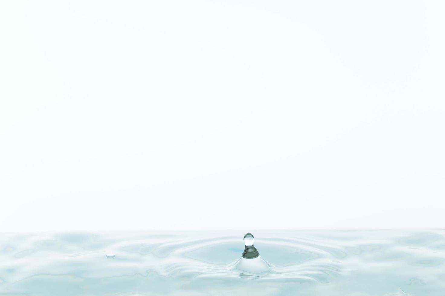 superficie dell'acqua su sfondo bianco foto