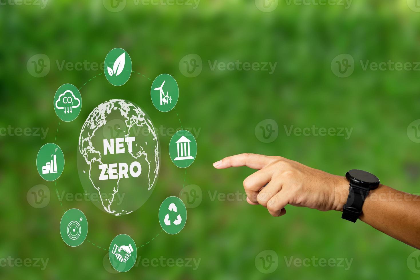 mano con netto zero ambientale icone co2 emissione riduzione icone globale riscaldamento sostenibile sviluppo e verde attività commerciale rinnovabile energia pulito e amichevole ambiente concetto. foto