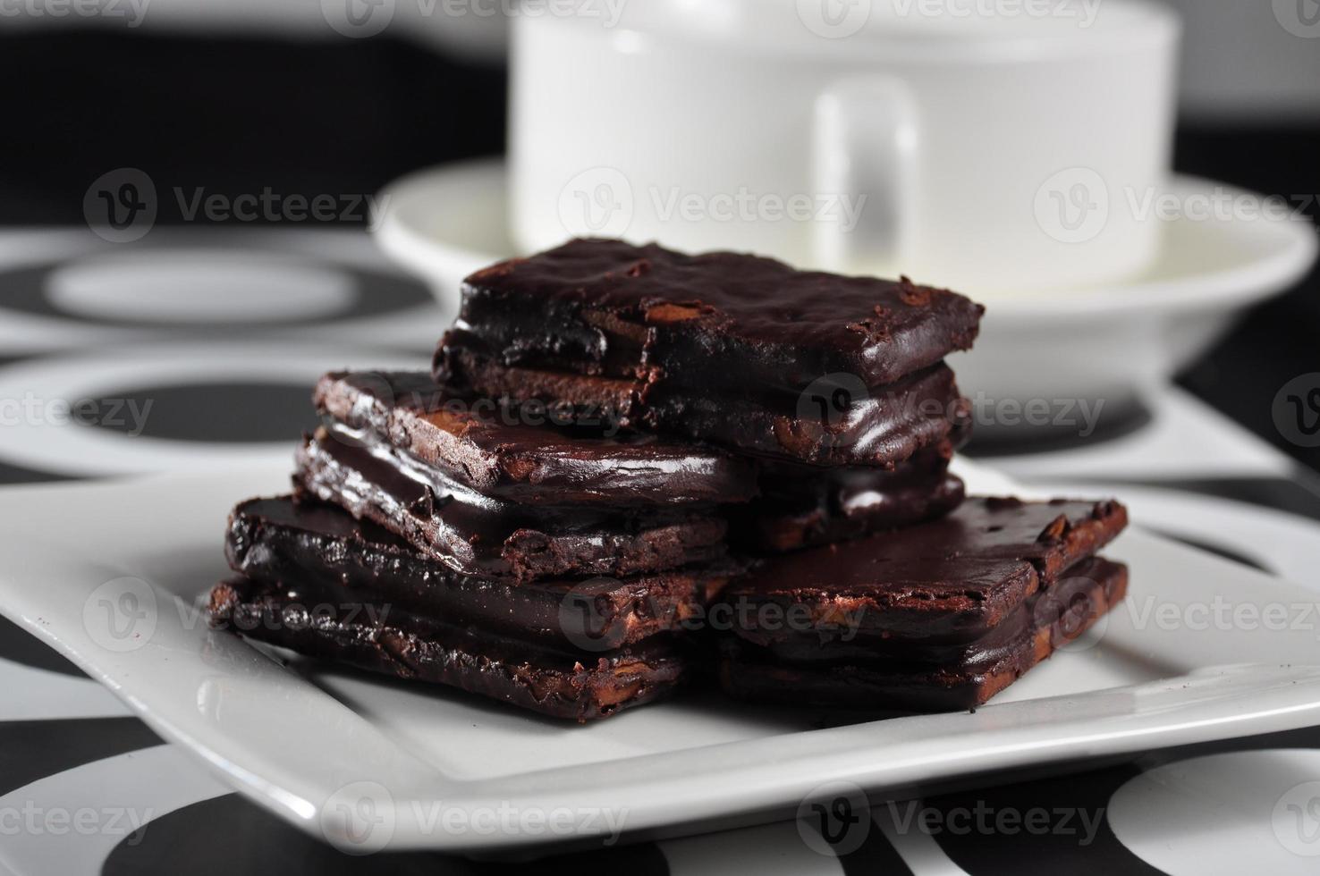 cioccolato coperto biscotti su un' bianca piatto foto