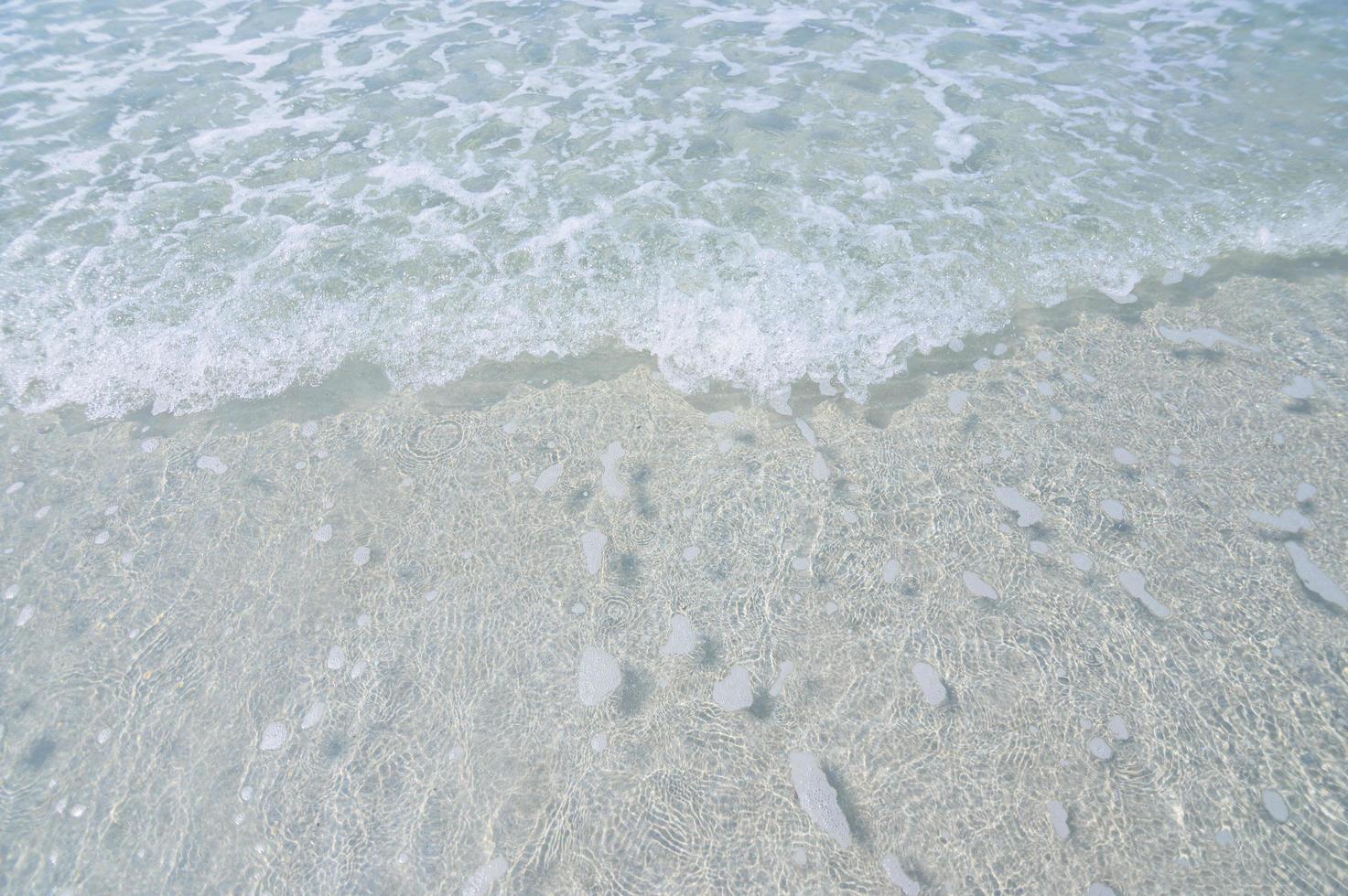 acqua di mare sulla spiaggia di sabbia foto