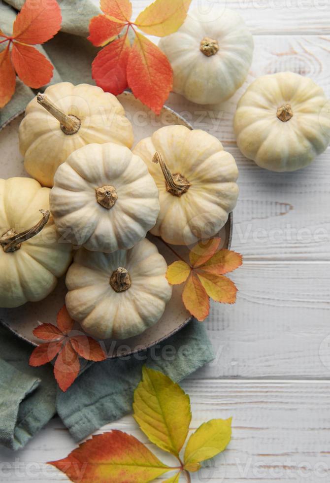 autunno le foglie e zucche al di sopra di vecchio di legno sfondo foto