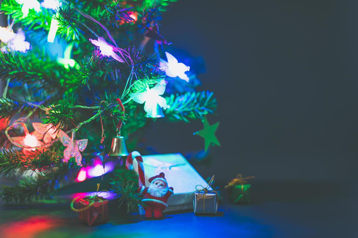 buon natale sfondo con albero di natale foto