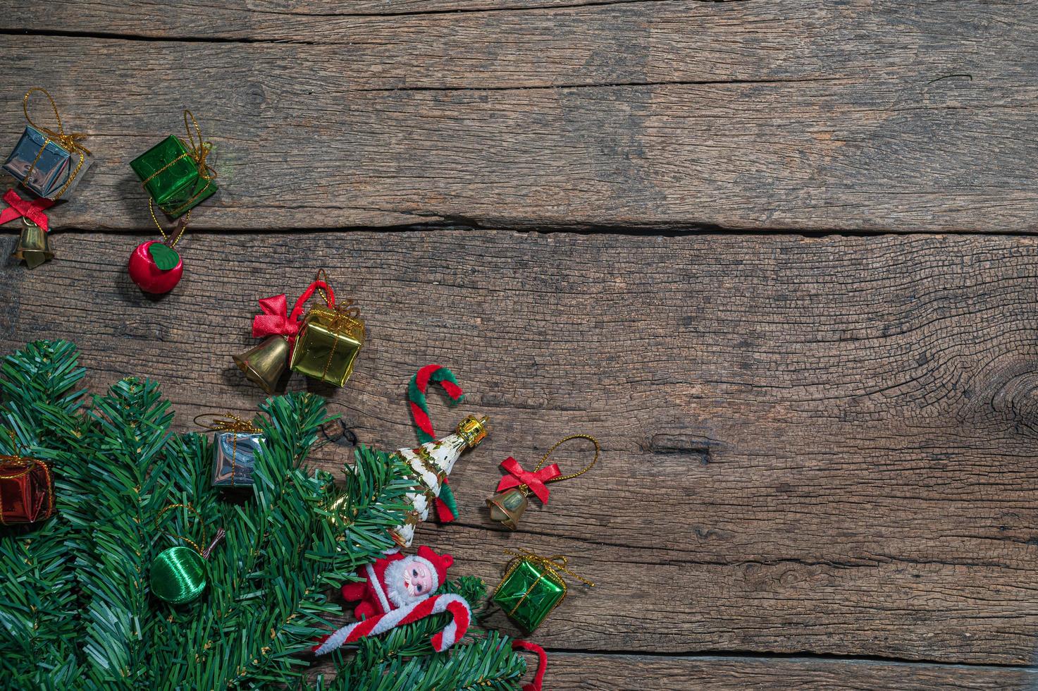 buon natale sfondo con tavolo in legno foto