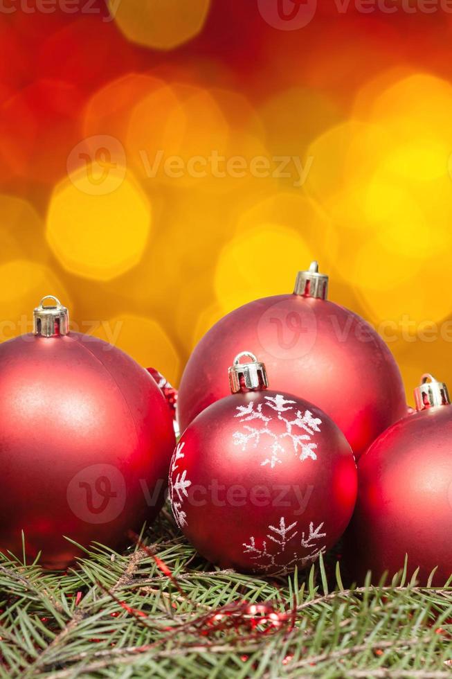 natale rosso palline e albero su arancia sfondo foto