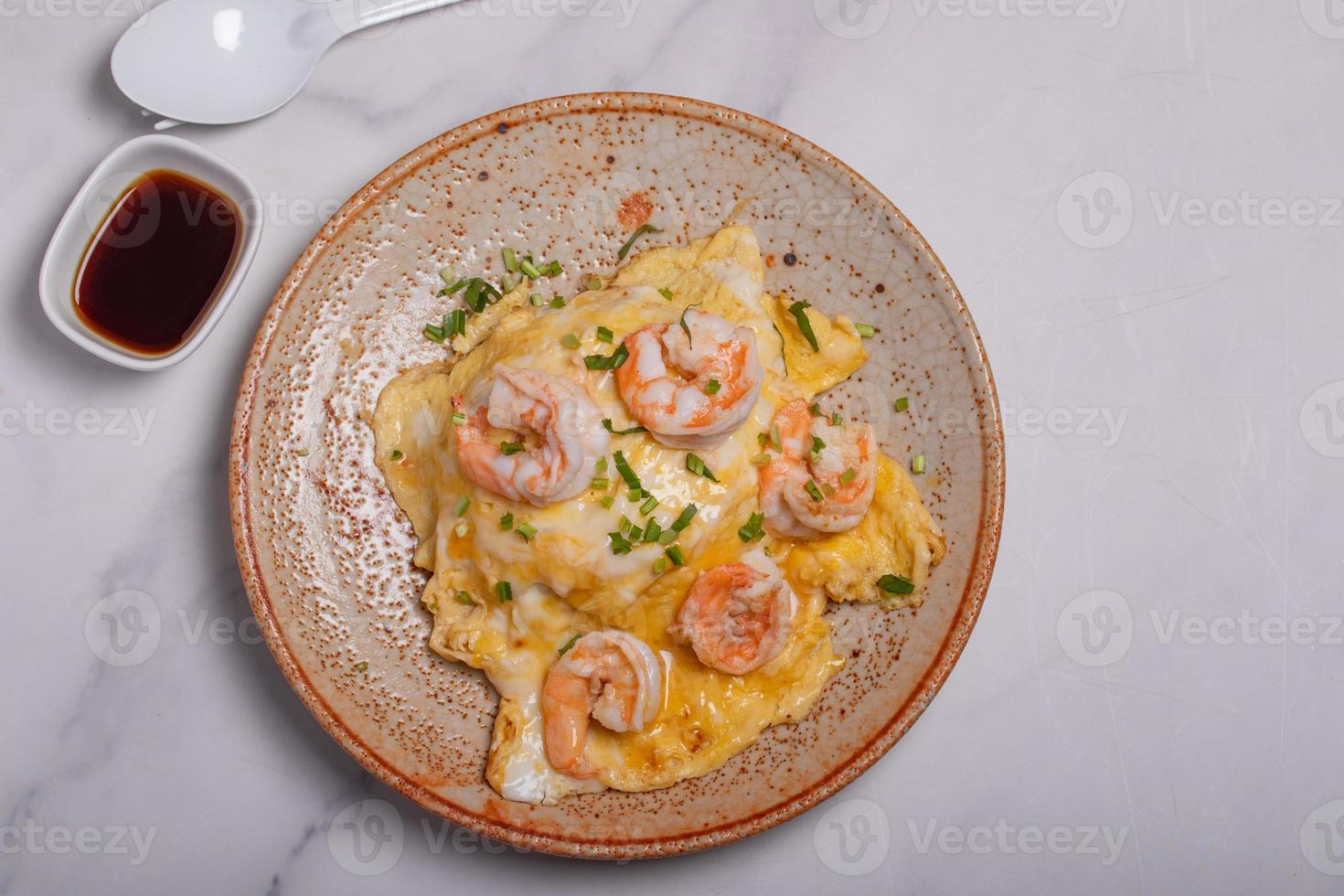 frittata cremosa con gamberi su riso servito salsa di pesce, alla thai foto