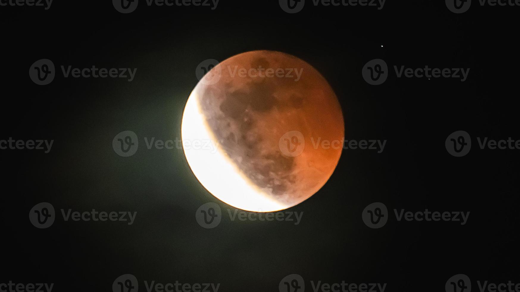 il lunare eclisse. fotografato sangue Luna foto
