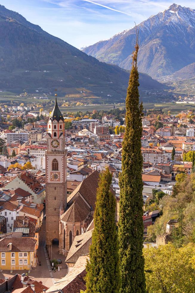 Visualizza al di sopra di paesaggio urbano con Cattedrale santo nicolaus di merano Sud tirolo Italia visto a partire dal famoso escursioni a piedi pista tapinerweg foto