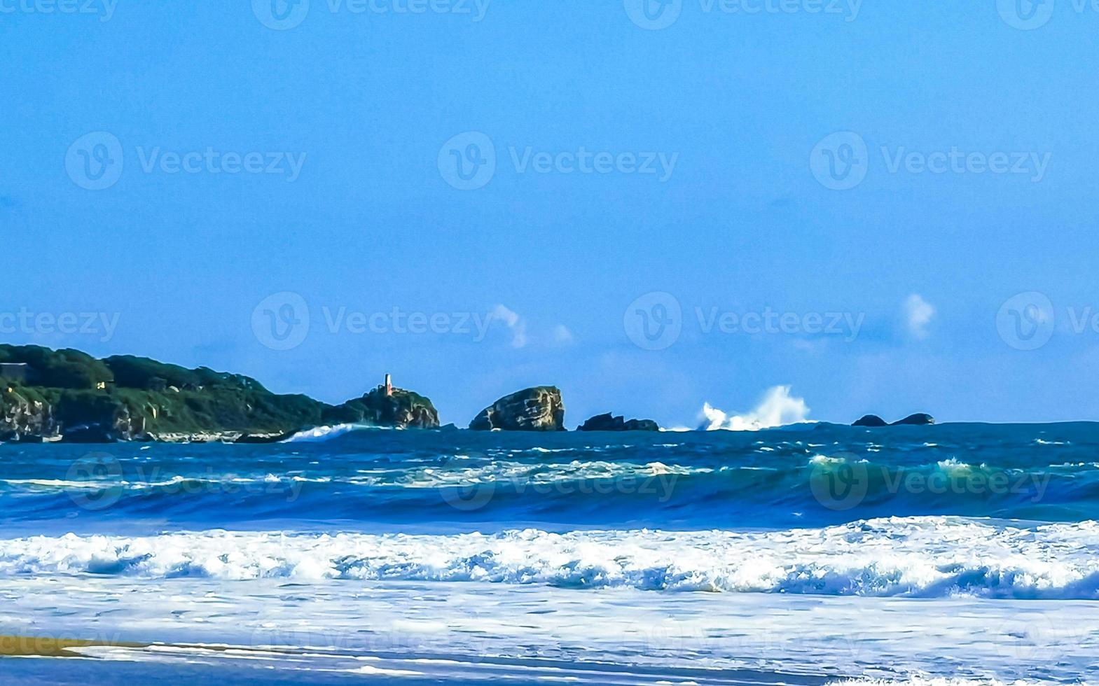 spiaggia sabbia blu acqua enorme surfer onde puerto escondido Messico. foto