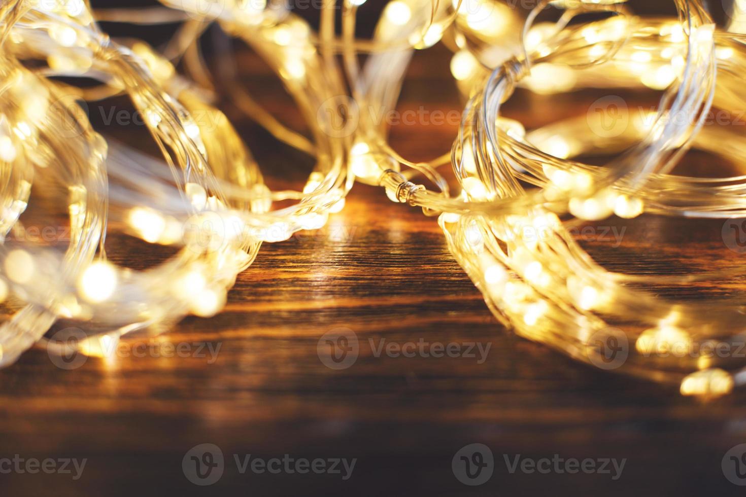 Natale bellissimo brillante oro ghirlanda su un' di legno Marrone sfondo. scintillare festivo sfondo foto