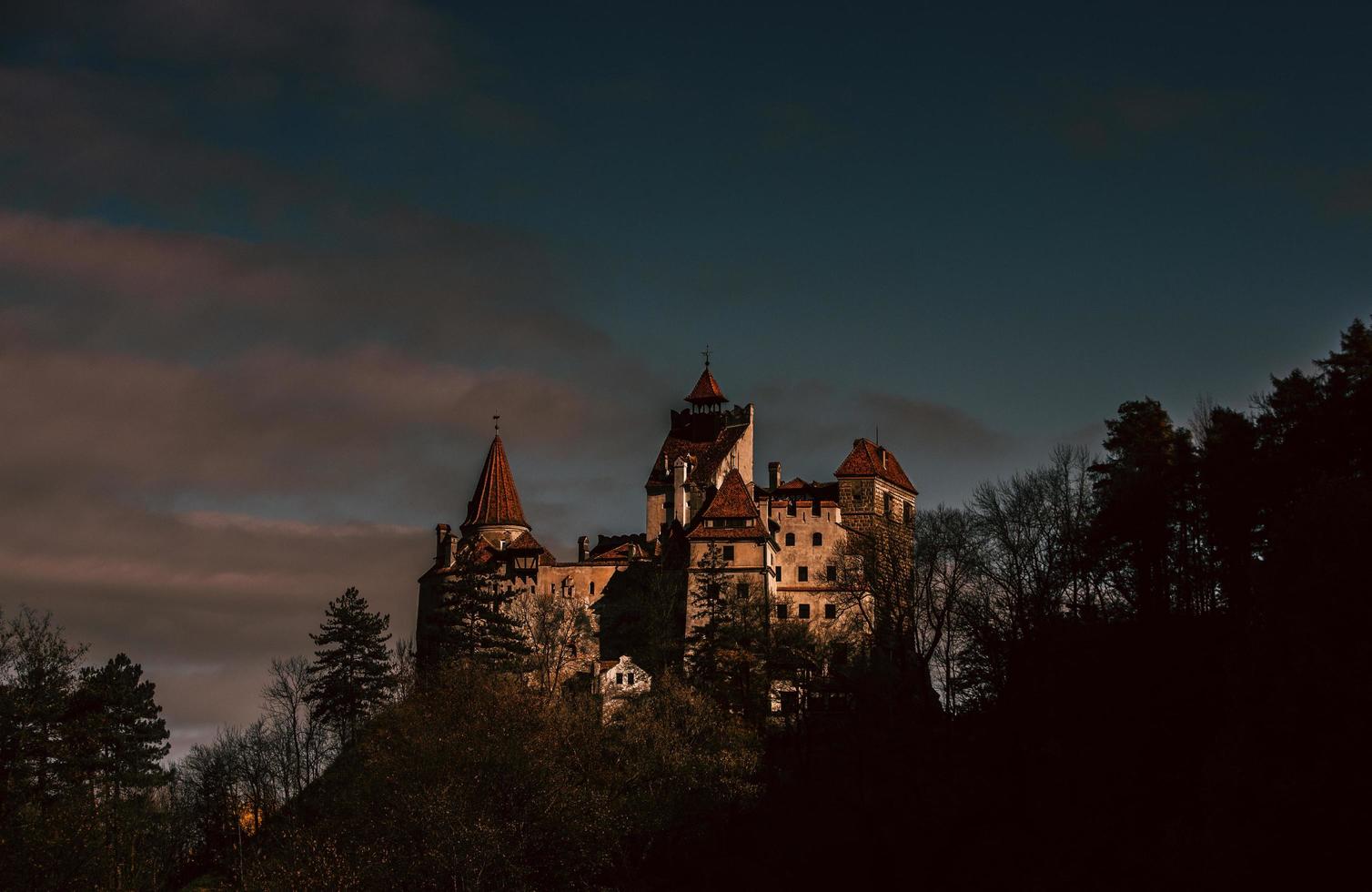 crusca castello nel transilvania, uno di il maggior parte famoso medievale castelli nel il mondo. bram fuochista Usato il fortezza per il romanzo dracula e crusca castello come il suo residenza. foto