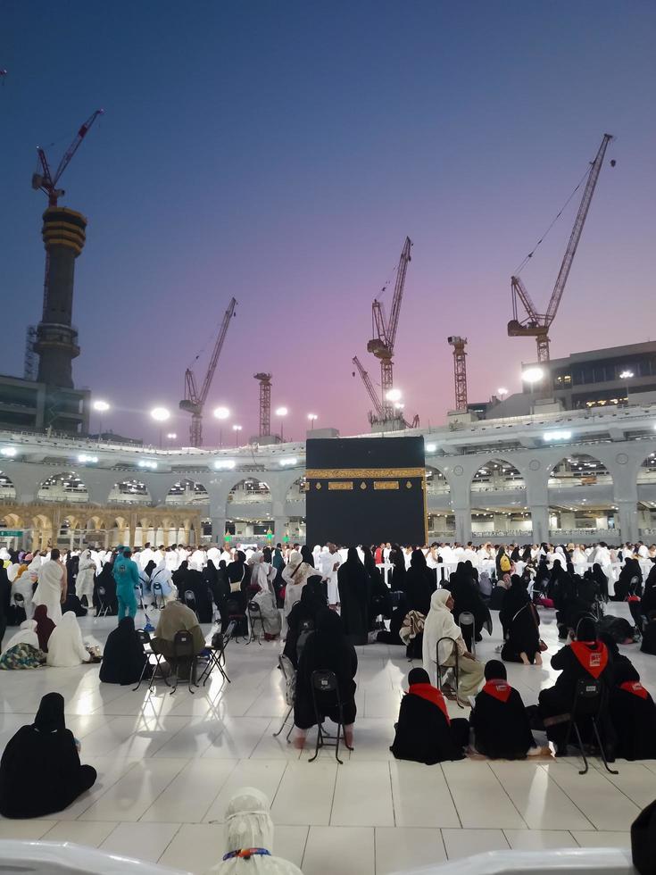 Mecca, Arabia arabia, 2022 - musulmano pellegrini a il kaaba nel il haram moschea di Mecca, Arabia arabia. foto