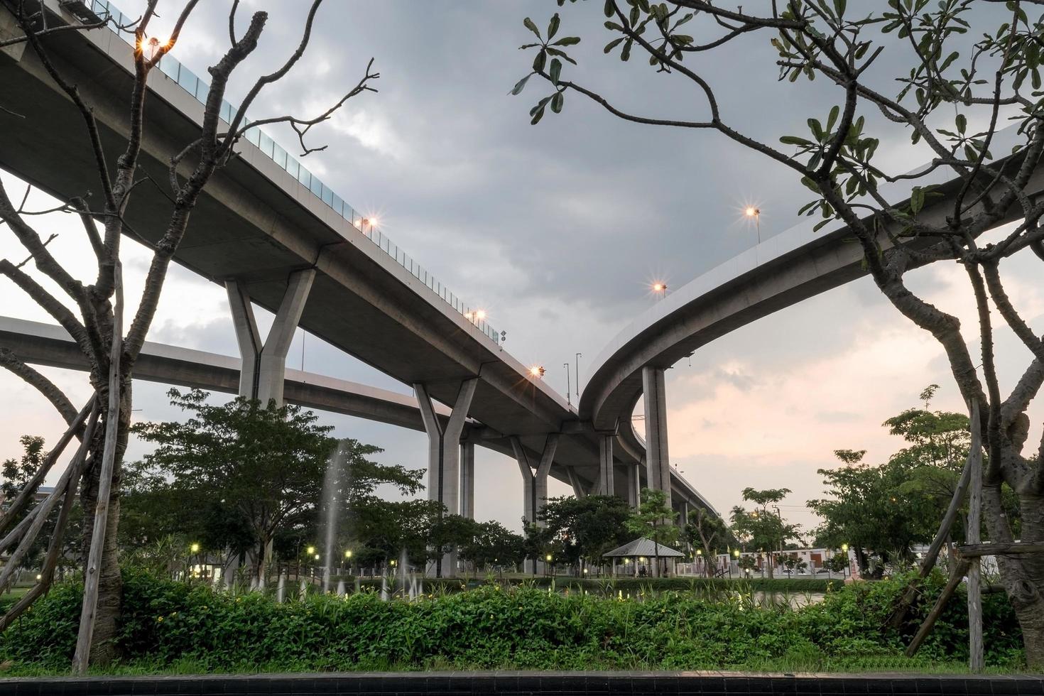 ponte illuminato dalla luce al tramonto foto