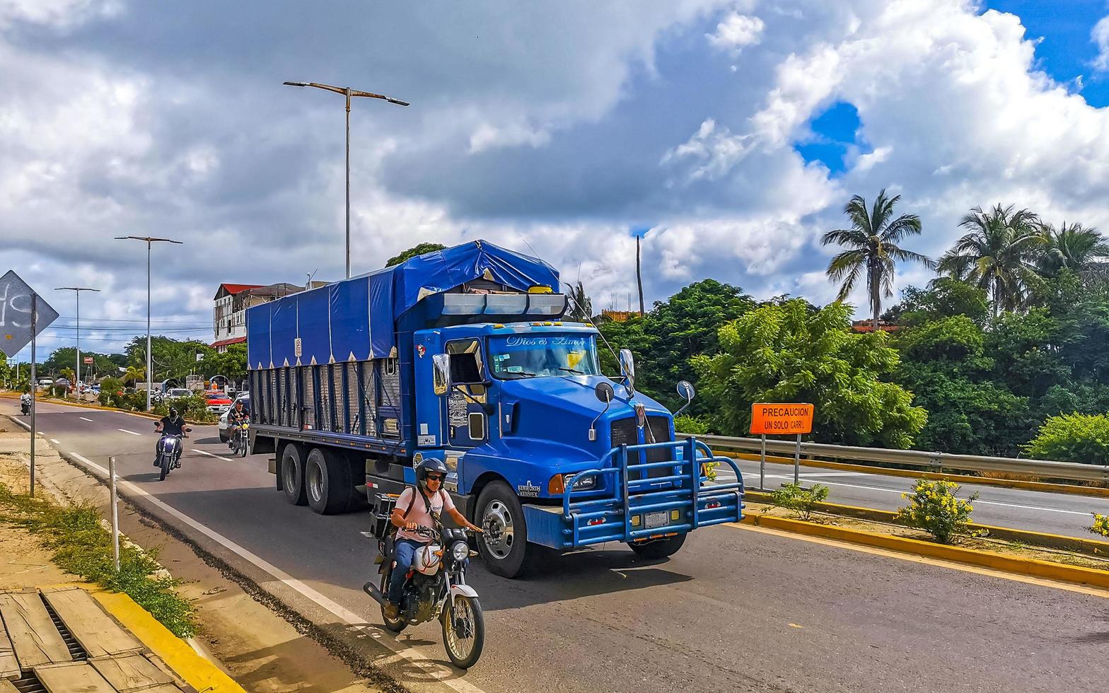 puerto escondido Messico oaxaca messicano 2022 camion carico trasportatore consegna macchine nel puerto escondido Messico. foto