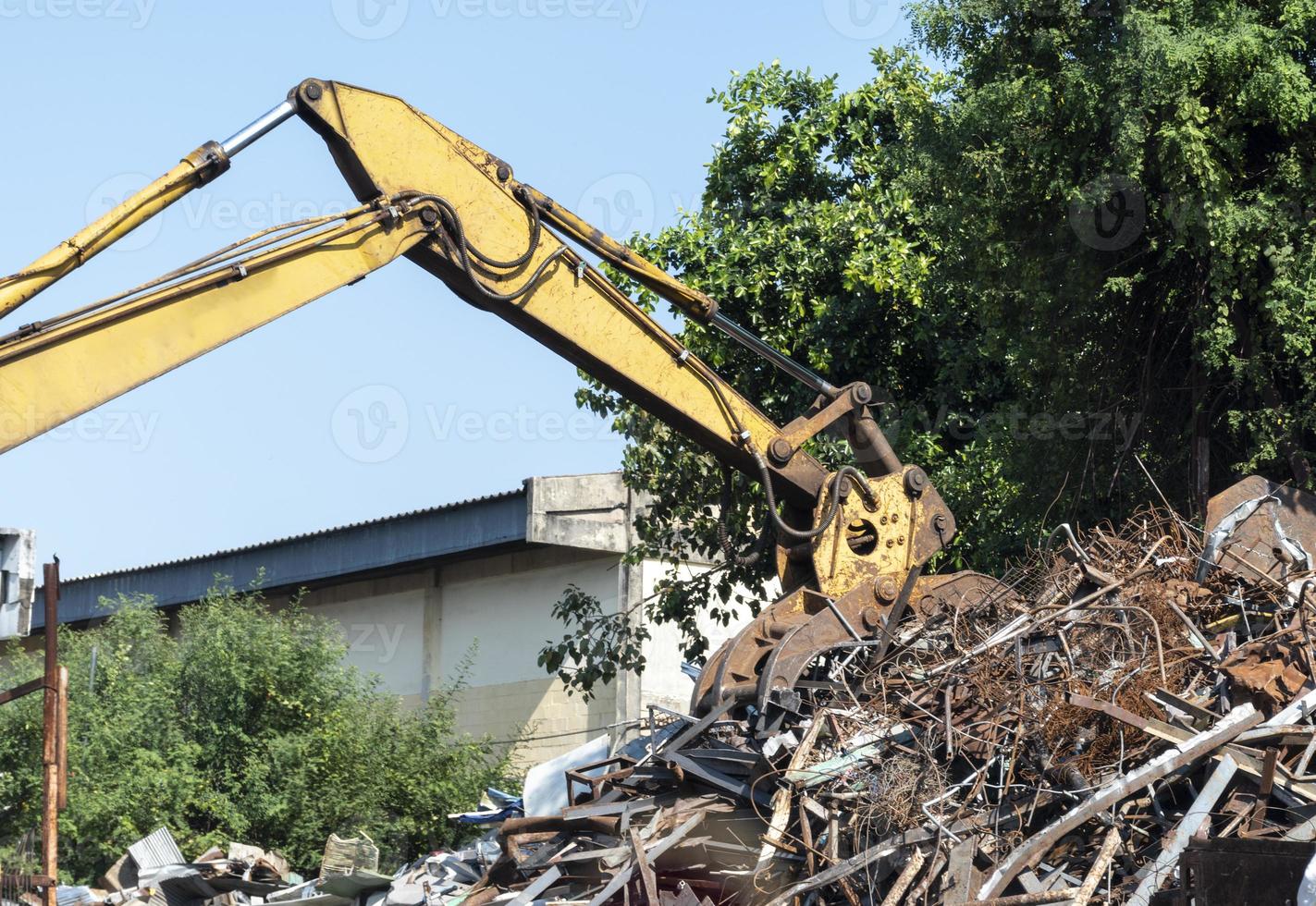 giallo braccio cilindro scavatrice nel raccolta differenziata pianta foto