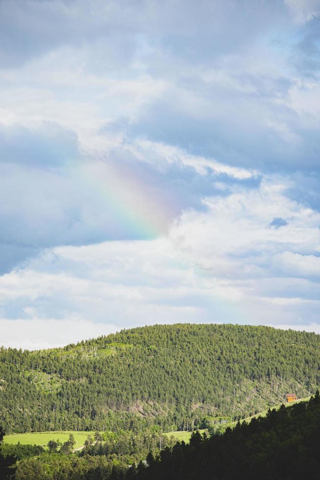 arcobaleno sopra le colline foto