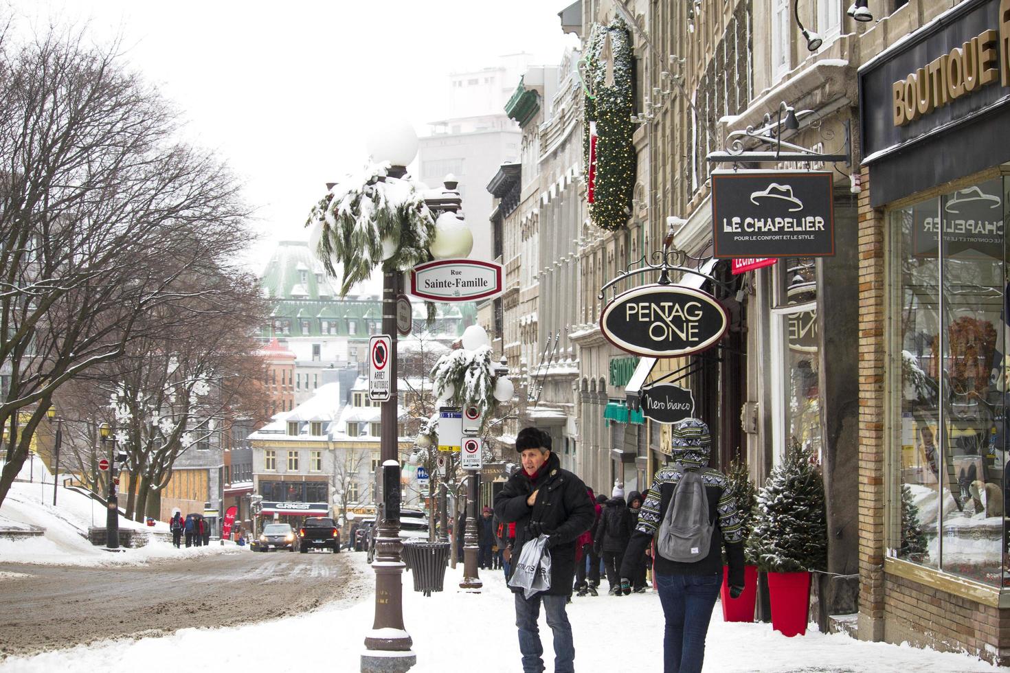 quebec, canada, 2020 - persone che camminano nella neve vicino a negozi foto