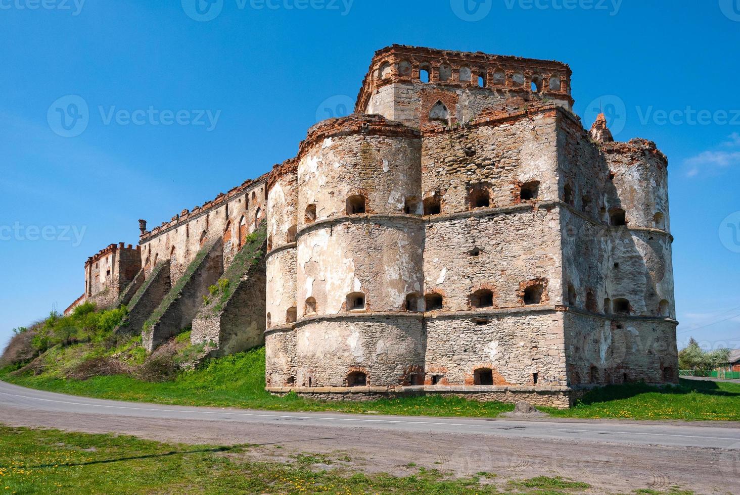 panoramico Visualizza di il rovine di medzhybizh castello foto