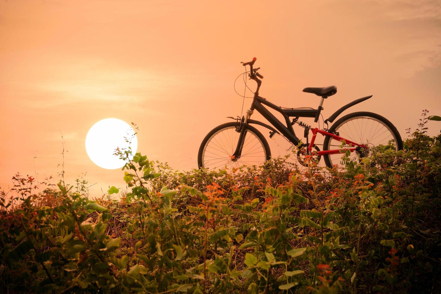 mountain bike con un cielo colorato e tramonto foto