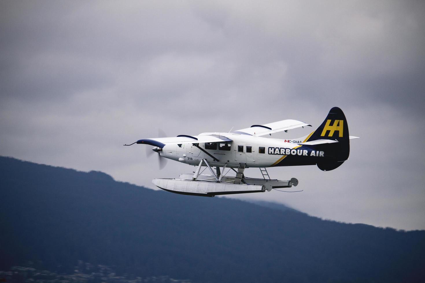 Quebec, Canada, 2020 - Aeroplano del porto che vola con tempo nuvoloso foto